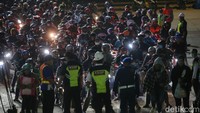 Antrean para pemudik sepeda motor sudah tampak sejak pukul 00.00 WIB.