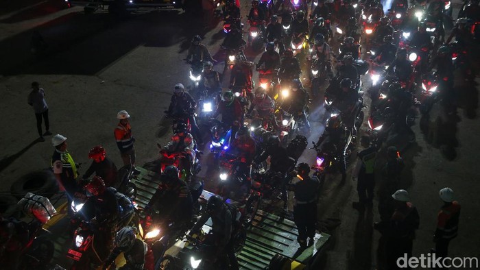 Ratusan pemudik sepeda motor mulai menaiki kapal untuk menyeberang di Pelabuhan Ciwandan, Banten.