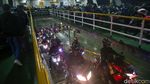 Ratusan Pemudik Motor Antre Naik Kapal di Pelabuhan Ciwandan