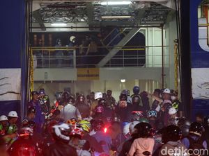 Pemudik Motor Rela Nyebrang Pelabuhan Ciwandan Tengah Malam Demi Keluarga