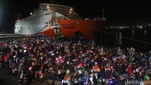 Ratusan Pemudik Motor Antre Naik Kapal di Pelabuhan Ciwandan