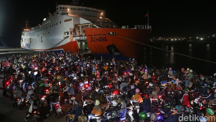 Ratusan Pemudik Motor Antre Naik Kapal di Pelabuhan Ciwandan Ratusan pemudik sepeda motor mulai menaiki kapal untuk menyeberang di Pelabuhan Ciwandan, Banten.