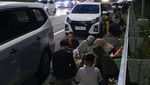 Rest Area Penuh, Pemudik Berbuka Puasa di Bahu Jalan Tol Cipali