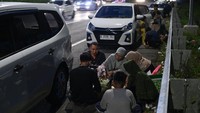 Meski berbahaya dan terlarang, sebagian pemudik nekat memanfaatkan bahu jalan untuk tempat berbuka puasa.