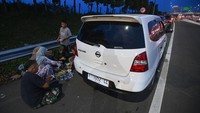 Berbuka puasa di bahu jalan terpaksa dilakukan karena rest area terdekat telah penuh kapasitasnya dengan pemudik lain yang beristirahat.