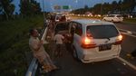 Rest Area Penuh, Pemudik Berbuka Puasa di Bahu Jalan Tol Cipali