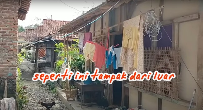 Rumah unik yang satu ini diunggah oleh pemilik akun YouTube Abiza TV. Dari luar rumah tersebut tampak begitu sederhana. Dindingnya pun hanya terbuat dari kayu dan triplek. Foto: YouTube/Abiza TV