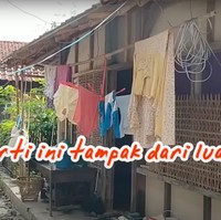 Rumah unik yang satu ini diunggah oleh pemilik akun YouTube Abiza TV. Dari luar rumah tersebut tampak begitu sederhana. Dindingnya pun hanya terbuat dari kayu dan triplek. Foto: YouTube/Abiza TV