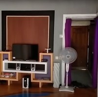 Tak seperti penampakan luarnya, bagian dalam rumah justru tampak cukup rapih. Bahkan barang-barang elektroniknya pun terlihat lumayan lengkap, seperti televisi, speaker, dan kipas angin. Foto: YouTube/Abiza TV