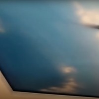 Uniknya langit-langit rumah ini dibuat seperti layaknya langit biru lengkap dengan awan putihnya. Bukan menggunakan wallpaper, dalam video juga diperlihatkan proses pembuatan gambar di langit-langit rumah secara manual menggunakan tangan. Foto: YouTube/Abiza TV