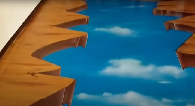 Lantai di dalam rumah pun tak kalah unik. Lantai tersebut dibuat seperti seolah retak dan terbuka. Hingga saat inii unggahan tersebut telah disukai oleh lebih dari 3,5 ribu warganet. Foto: YouTube/Abiza TV