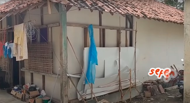Dari depan rumah tersebut terlihat seperti gubuk tua yang sudah usang. Namun siapa sangka jika dalamnya unik dan memiliki nilai seni tersendiri. Foto: YouTube/Abiza TV