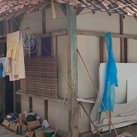 Dari depan rumah tersebut terlihat seperti gubuk tua yang sudah usang. Namun siapa sangka jika dalamnya unik dan memiliki nilai seni tersendiri. Foto: YouTube/Abiza TV