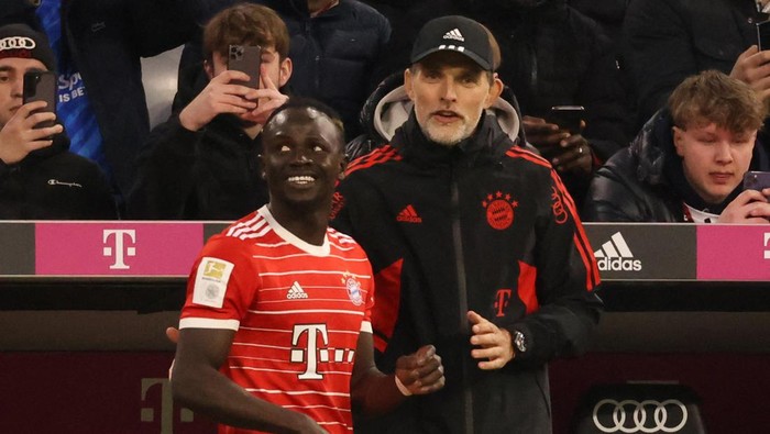 Soccer Football - Bundesliga - Bayern Munich v Borussia Dortmund - Allianz Arena, Munich, Germany - April 1, 2023 Bayern Munich coach Thomas Tuchel with Sadio Mane REUTERS/Lukas Barth DFL REGULATIONS PROHIBIT ANY USE OF PHOTOGRAPHS AS IMAGE SEQUENCES AND/OR QUASI-VIDEO.