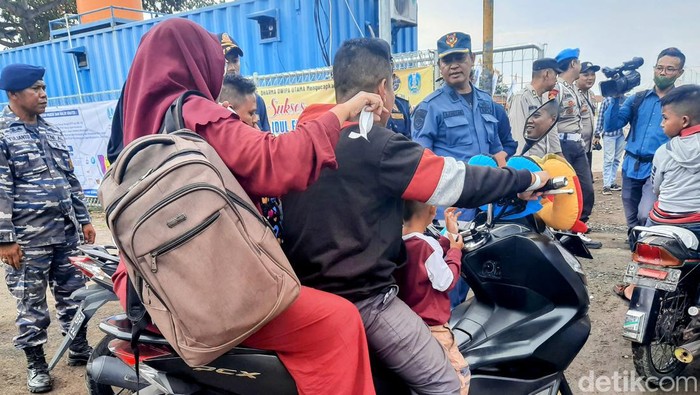 Salah satu pemudik tujuan Pulau Raas, Madura yang pulang kampung membawa motor sewa