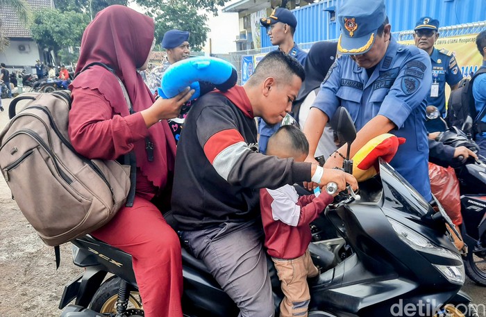 Salah satu pemudik tujuan Pulau Raas, Madura yang pulang kampung membawa motor sewa