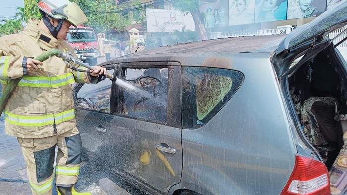 Satu unit mobil Nissan Livina dilaporkan terbakar di kawasan Rawamangun, Pulo Gadung, Jaktim. Mobil itu diduga terbakar akibat korsleting listrik. (dok Damkar Jaktim)
