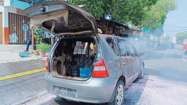 Satu unit mobil Nissan Livina dilaporkan terbakar di kawasan Rawamangun, Pulo Gadung, Jaktim. Mobil itu diduga terbakar akibat korsleting listrik. (dok Damkar Jaktim)
