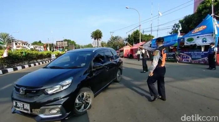 Sejumlah mobil berpelat genap diputar balik di Puncak, Bogor (Rizky Adha Mahendra/detikcom)
