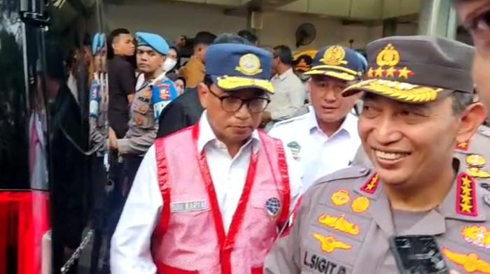 Senyum Kapolri Jenderal Listyo Sigit Prabowo saat ditanya soal sowan dari Ketua KPK Firli Bahuri (Wildan/detikcom)