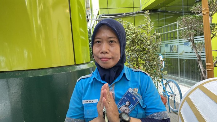 Seorang pekerja cleaning service Stasiun Gambir, Yayah