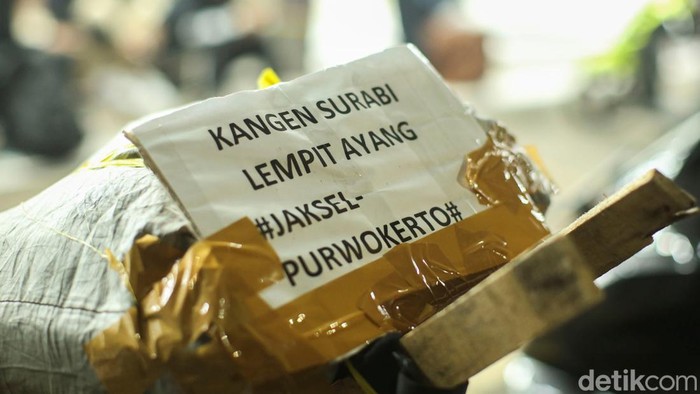 Arus mudik di Jalan Raya Pantura, Tambun, Bekasi, Rabu (19/4/2023) mulai teras, Sejumlah pemudik yang didominasi motor pamer kata-kata mutiara nan unik.