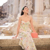 Tampil lebih feminin dan simpel, Shandy Aulia memilih mengenakan dress panjang motif bunga tanpa lengan. Penampilannya itu kemudian dilengkapi dengan anting, gelang, dan kalung mutiara, bando hijau, serta tas dan sepatu berwarna peach. Foto: Instagram/@shandyalia