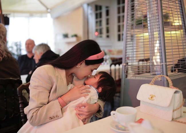 Berlibur berdua, begini potret Shandy Aulia saat momong sang anak, Claire Herbowo. Claire sendiri diketahui lahir pada 12 Februari 2020. Saat ini usianya baru menginjak 3 tahun. Foto: Instagram/@shandyalia