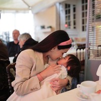 Berlibur berdua, begini potret Shandy Aulia saat momong sang anak, Claire Herbowo. Claire sendiri diketahui lahir pada 12 Februari 2020. Saat ini usianya baru menginjak 3 tahun. Foto: Instagram/@shandyalia