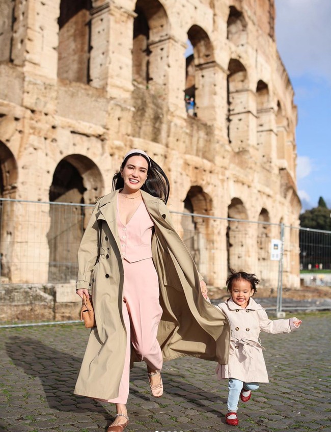 Bisa menghabiskan waktu berdua, Shandy dan sang anak tampak begitu bahagia menikmati momen liburan mereka. Ekspresi ceria pun jelas terpancar di wajah ibu dan anak tersebut. Foto: Instagram/@shandyalia