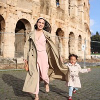 Bisa menghabiskan waktu berdua, Shandy dan sang anak tampak begitu bahagia menikmati momen liburan mereka. Ekspresi ceria pun jelas terpancar di wajah ibu dan anak tersebut. Foto: Instagram/@shandyalia