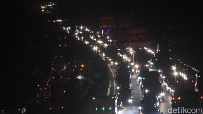 Situasi exit tol Cileunyi saat H-4 Lebaran, Selasa (18/4/2023).