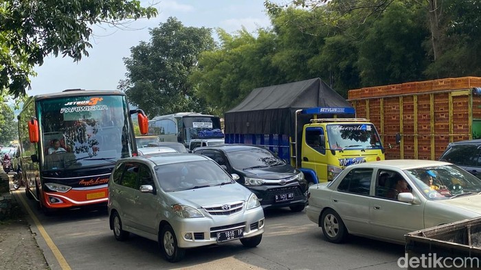 Situasi terkini arus mudik di jalur Nagreg, Kabupaten Bandung, Rabu (19/4/2023).