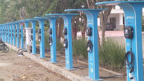 Stasiun Pengisian Kendaraan Listrik Umum di halaman Kantor Bupati Manggarai Barat di Labuan Bajo. (Ambrosius Ardin)