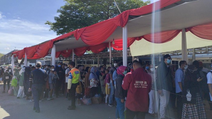 Stasiun Rangkasbitung dipadati pemudik