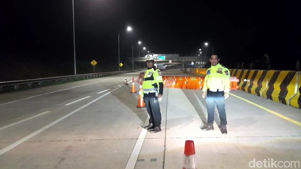 Suasana malam di Tol Cipali H-3 Lebaran 2023.