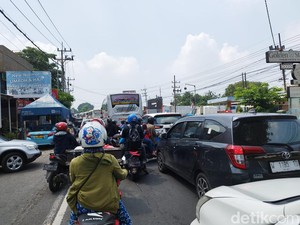 Banyak Penumpang Naik-Turun di luar Terminal, Dua Jalur Arah Purabaya Macet