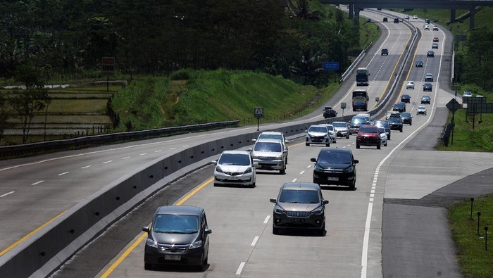 Sejumlah kendaraan melintasi jalan tol Semarang-Solo di Ampel, Boyolali, Jawa Tengah, Rabu (19/4/2023). Jalan tol Semarang menuju arah Solo pada H-3 Idul Fitri 1444 H terpantau ramai lancar. ANTARA FOTO/Aloysius Jarot Nugroho/YU