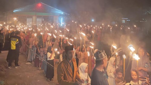 Tradisi maleman pawai obor jojoran di Desa Kekait, Kecamatan Gunungsari, Lombok Barat, NTB, saat malam 27 Ramadan, Selasa (18/4/2023).