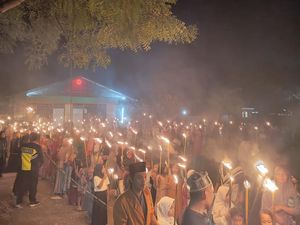 Kemeriahan Tradisi Dile Obor Malam 27 Ramadan di Lombok Barat