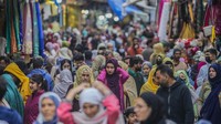 Muslim Kashmir berbelanja jelang Idul Fitri di Srinagar, Kashmir yang dikuasai India, Selasa (18/4/2023).