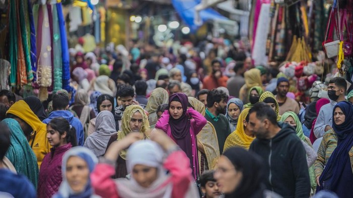 Tumpah Ruah Warga India Belanja Lebaran Kashmiri Muslims shop ahead of Eid al-Fitr in Srinagar, Indian controlled Kashmir, Tuesday, April 18, 2023. Eid al-Fitr, marks the end of the fasting month of Ramadan. (AP Photo/Mukhtar Khan)