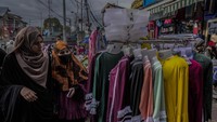 Warga mendatangi pasar untuk berbelanja kebutuhan Hari Raya Idul Fitri atau Lebaran.