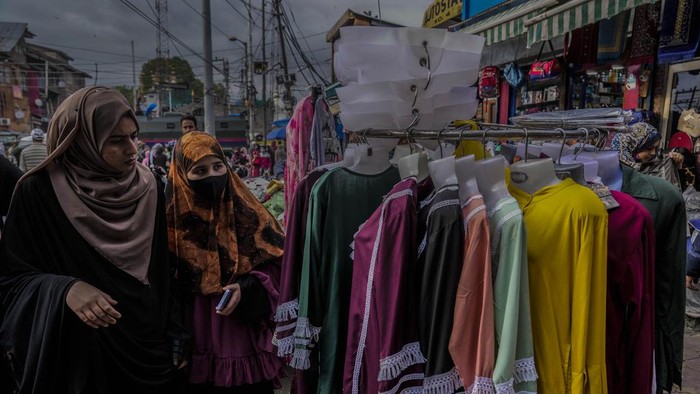 Kashmiri Muslims shop ahead of Eid al-Fitr in Srinagar, Indian controlled Kashmir, Tuesday, April 18, 2023. Eid al-Fitr, marks the end of the fasting month of Ramadan. (AP Photo/Mukhtar Khan)