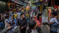 Tidak hanya kaum perempuan, kaum laki-laki bahkan anak-anak juga tumpah ruah di pasar untuk berbelanja. 