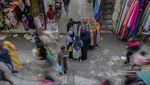 Tumpah Ruah Warga India Belanja Lebaran