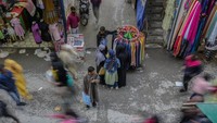 Warga berbelanja pakaian, sepatu maupun pernak-pernik lainnya untuk dipakai saat Lebaran. 