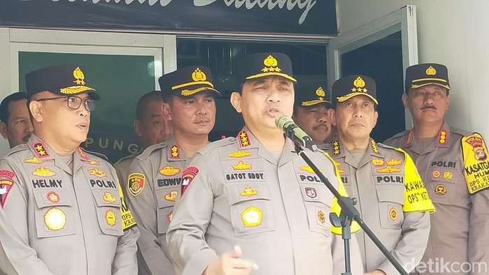 Wakapolri Komjen Gatot Eddy saat mengunjungi Pelabuhan Bakauheni. (Tommy Saputra/detikSumut)
