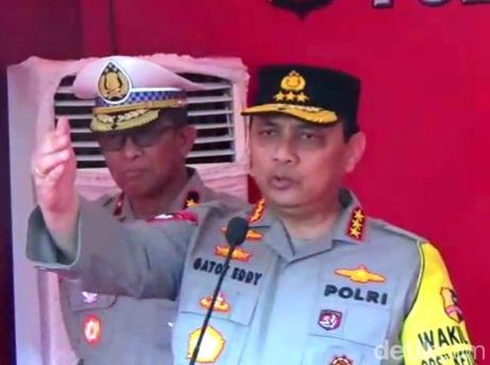 Wakapolri Komjen Pol Gatot Eddy Pramono meninjau Pospam utama Tol Jakarta-Cikampek, Rest Area Kilometer 57, Kecamatan Klari, Kabupaten Karawang, Rabu (19/4/2023).