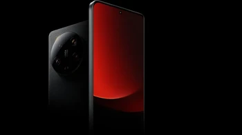 Di bagian depan, Xiaomi 13 Ultra memiliki layar berukuran 6,73 inch 2K OLED LTPO C7 dengan refresh rate dinamis 1-120Hz. Layar diberikan dukungan HHDR10+, Dolby Vision dan tingkat kecerahan hingga 2.600 nits. Di bagian atas layar terdapat punch hole yang menjadi markas kamera selfie berukuran 32 MP. Foto: Xiaomi